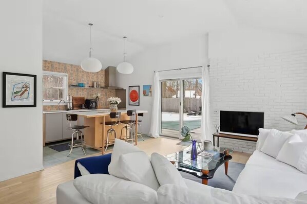 Living area - Chic Hamptons Retreat with Pool (East Hampton)