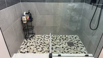 Ducha, secador de pelo, toallas y jabón