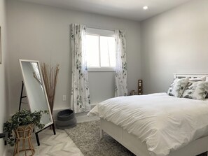 3 bedrooms, in-room safe, travel cot, WiFi - Tranquility Acres Farms Guest House with Spa (North Glengarry)