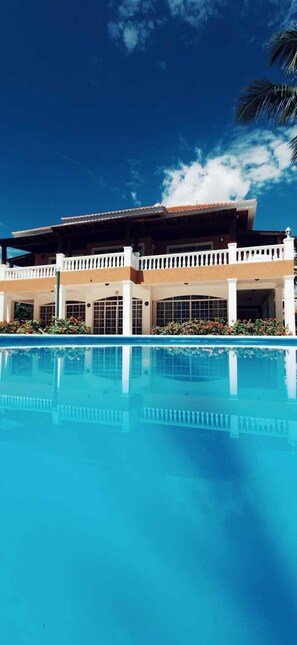 สระว่ายน้ำกลางแจ้ง