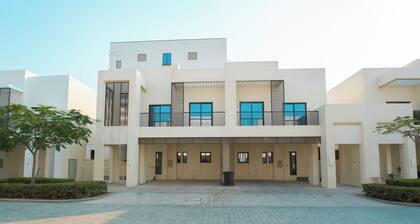 Luxury 3-bedroom villa in Fujairah with resort amenities
