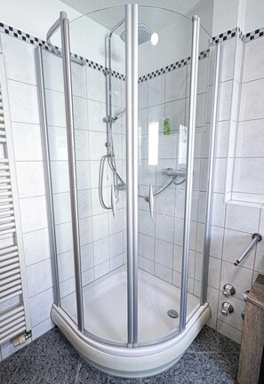 Suihku, hiustenkuivaaja, pyyhkeet