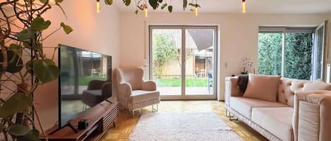 Fernseher, Bücher, Arbeitsbereiche