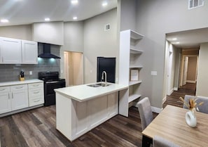 Refrigerador, microondas, horno, placa de cocina