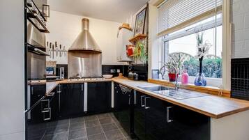 House | Private kitchen | Fridge, microwave, oven, stovetop