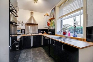 Private kitchen - Cosy Walkers Retreat in Meltham Doggie Friendly (Holmfirth)