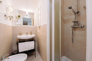 Shower, hair dryer, bidet, towels - House "Under Castle" (Cagliari)