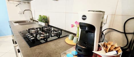 Een koelkast, een microgolfoven, een oven, een kookplaat