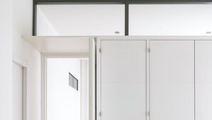 A room with a white wardrobe, a wooden chair, and a small table. - Bon voyage home, private patio (Sevilla)