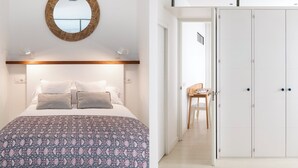 A bedroom with a bed, a round mirror, and a wardrobe. - Bon voyage home, private patio (Sevilla)