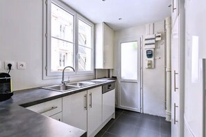 Een koelkast, een magnetron, een oven, een vaatwasser