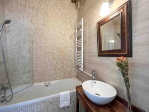 Dusche, Haartrockner, Handtücher, Toilettenpapier
