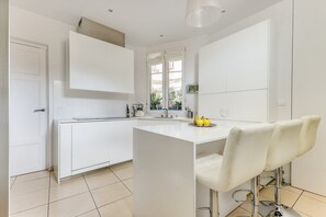 Een koelkast, een microgolfoven, een oven, een vaatwasser