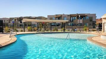 Utomhuspool och uppvärmd pool