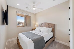 6 soverom, skrivebord, strykejern/-brett og reiseseng for barn