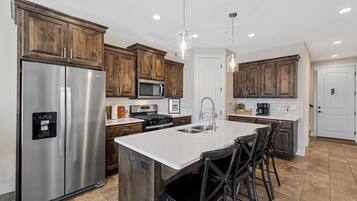 Kylskåp, mikrovågsugn, ugn och spishäll