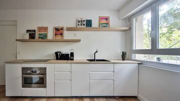 Fridge, oven, dishwasher, coffee/tea maker