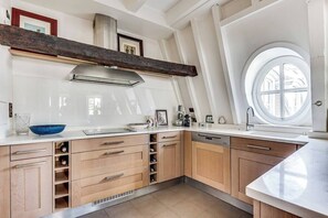 Jääkaappi, mikroaaltouuni, uuni, astianpesukone