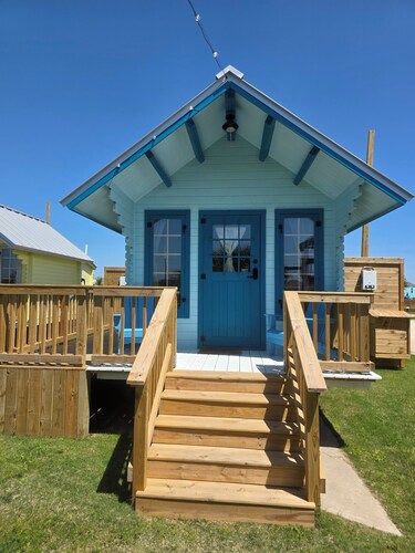 "Ken" Beach Bunkie tiny home, Ken Bunkie beach glamping cabin