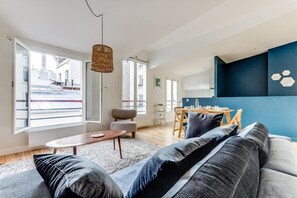 TV, books - The Sparkle - Tour Eifflel view by Mon Petit Faré (Paris)