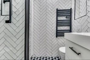 Dusche, Haartrockner, Handtücher