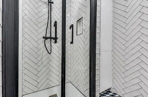 Douche, sèche-cheveux, serviettes fournies