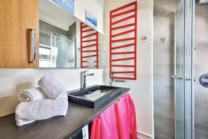 Shower, hair dryer, towels