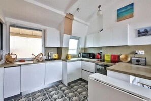 Fridge, microwave, oven, dishwasher - Paris Rooftop Eiffel Tower view by Mon Petit Faré (Paris)