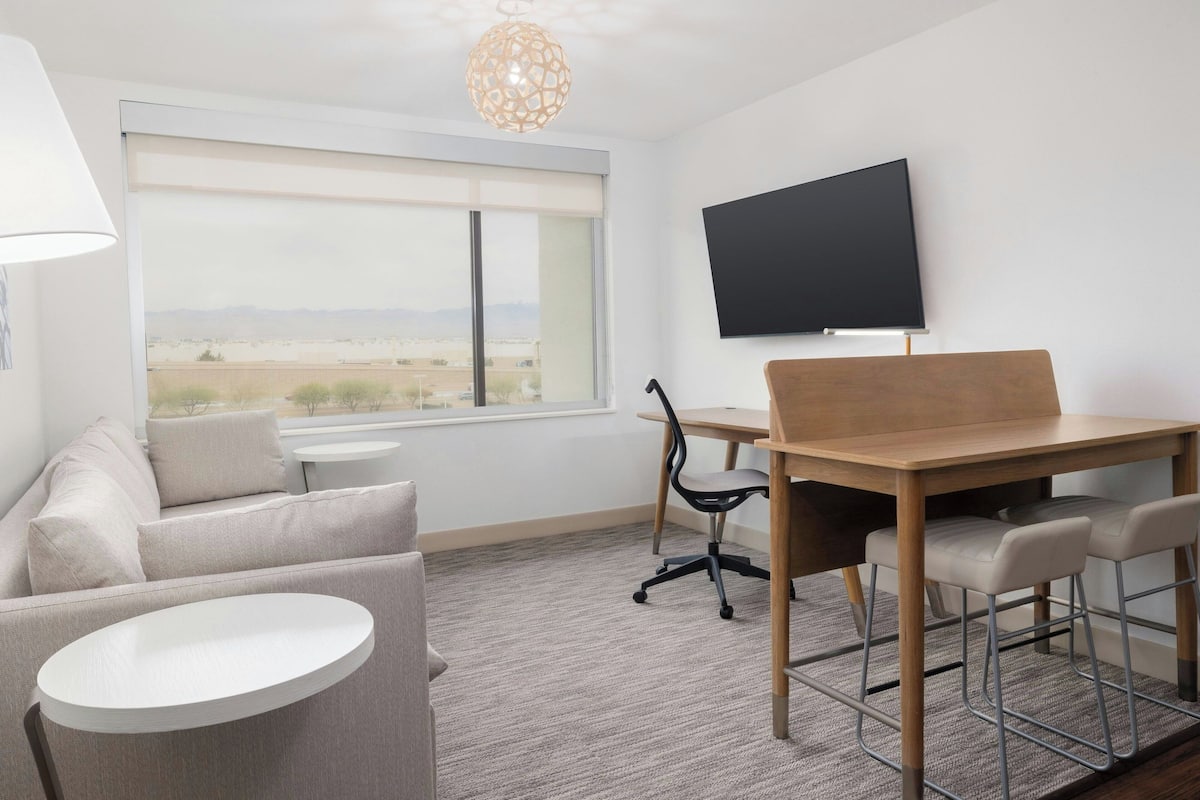 Suite, 1 Schlafzimmer | Wohnbereich | 45-Zoll-Flachbildfernseher mit Kabelempfang