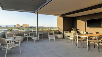 1 kamar tidur, meja kerja, setrika/meja setrika, dan Wi-Fi gratis