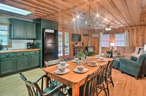 Charming 4-bedroom cabin with WiFi and AC in Lake Bruin, St. Joseph