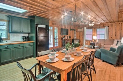 Charming 4-bedroom cabin with WiFi and AC in Lake Bruin, St. Joseph