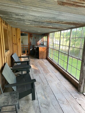 Dining - Charming 4-bedroom cabin with WiFi and AC in Lake Bruin, St. Joseph (Saint Joseph)