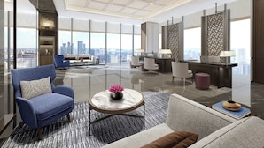 Eine moderne Hotelhalle mit Blick auf die Stadt, einer Bar und einer Sitzecke.