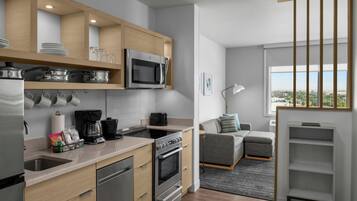 Suite, 1 kamar tidur | 1 kamar tidur, seprai premium, meja kerja, dan setrika/meja setrika