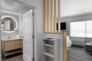 Premium bedding, desk, iron/ironing board, free WiFi