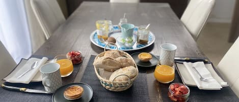 Tägliches inbegriffenes großes Frühstück