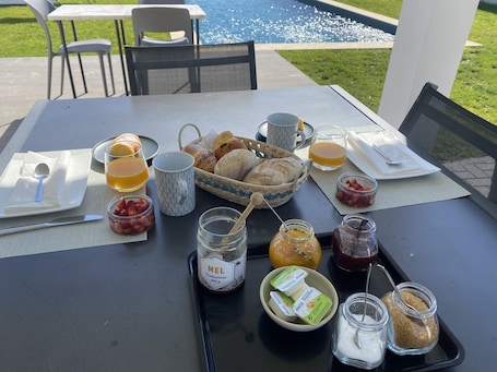 Desayuno completo incluido todos los días . Casa Fonte Nova