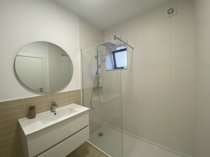Standard Suite, Accessible, Ensuite | Bathroom - Casa Fonte Nova (Covões)