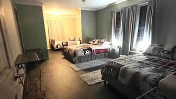 5 bedrooms, desk, iron/ironing board, travel crib