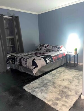 5 bedrooms, desk, iron/ironing board, travel crib