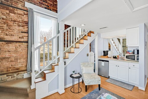 Claus Quarters on Front! Perfect location in the Heart of Downtown!