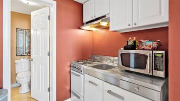 Een magnetron, een oven, een kookplaat, een koffiezetapparaat/waterkoker