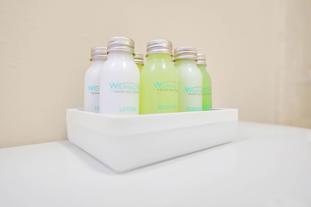 Een witte dienblad met vier producten van Wilmington vakantie spa.