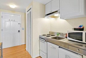 Microondas, horno, placa de cocina, cafetera/tetera