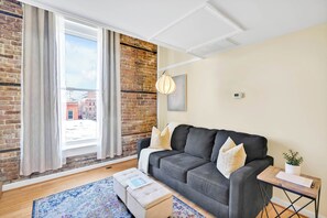 Smart TV - The Vonkampen on Front! Perfect location in the Heart of Downtown! (wilmington)