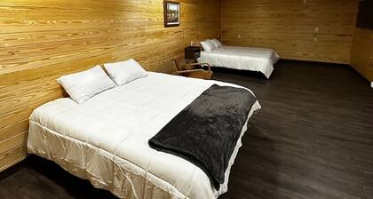 Charming hotel suite in tranquil Timpson with WiFi, AC Unit 202