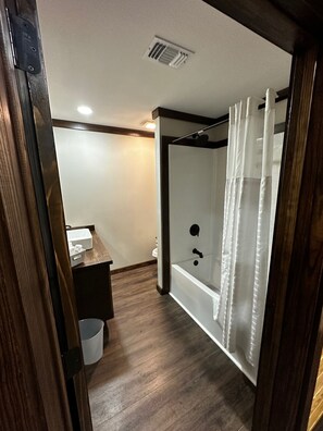 Haartrockner, Handtücher, Seife, Toilettenpapier