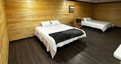 Charming hotel suite in tranquil Timpson with WiFi, AC Unit 202