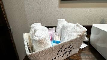 Haartrockner, Handtücher, Seife, Toilettenpapier